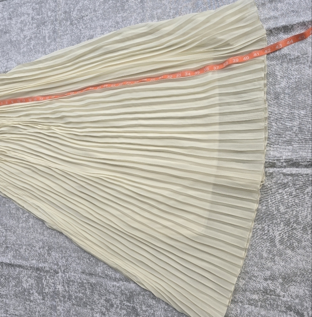 Elegant Cream Pleated Skirt. - Picture 6 of 8